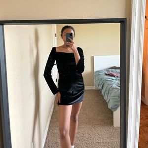 PRINCESS POLLY Star Power Velvet Mini Dress Black
Size 2